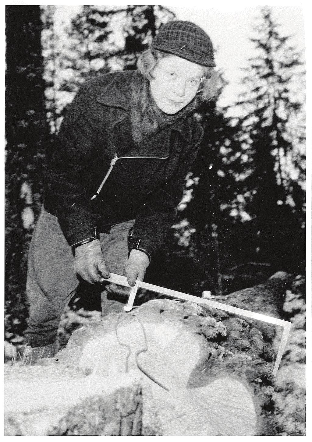 Cecilia Forsberg, första kvinnan på jägmästarutbildningen, på apteringsövning i Garpenberg