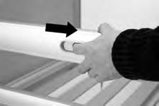 Uppåt: Dra upp den övre träribban på sidogrinden tills låssprinten låser fast med ett klickljud. 1. Montera isär sängen och avlägsna gavelbeslagen. 2.
