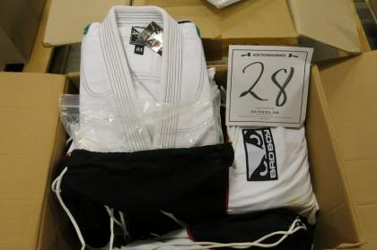 med Karate uniformer ca 12st 3003-029 Avslut: