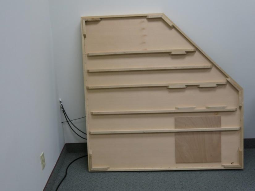Monteringsanvisningar för bastu Golvpanel (låda nr 1): Placera golvpanelen på en plan yta cirka 8 15 cm från väggen och inte mer än 150 cm från ett