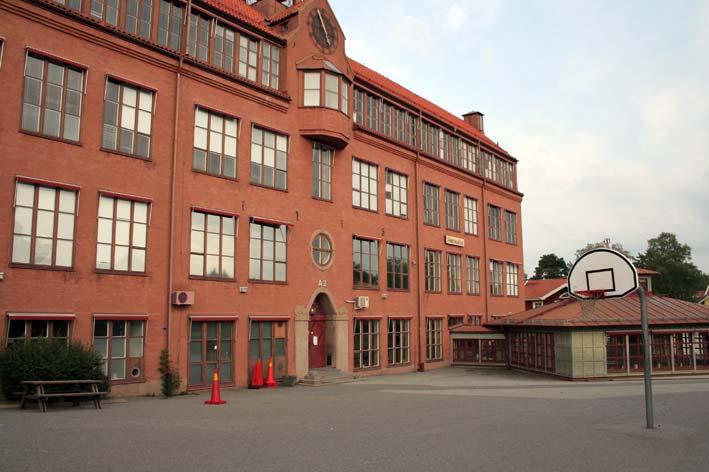 Långbrodalsskolan Långbrodalsskolan kan av utrymmesskäl idag bara ta emot årskurserna F-4, vilket betyder att årskurserna 5-6 får gå till Johan Skytteskolan, en skola med eget