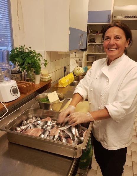 Maria arbetade till att börja med på dagis och trivdes bra med det, men när hon fick barn ville hon förlänga mammaledigheten och började jobba med sin mamma i köket på Stadsmissionen.