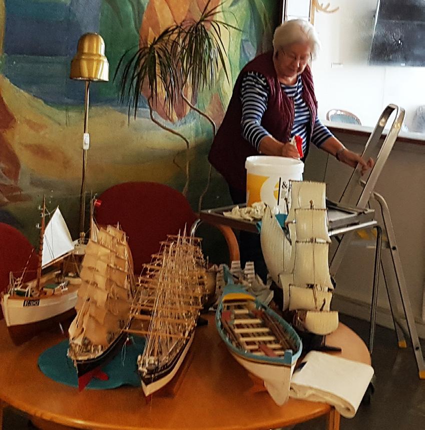 Annelie som arbetar på kyrkan tog emot oss och anvisade oss vad som i första hand skulle göras. Det var entrén, hissen, lånebokhyllan och läsrummet med alla båtarna.