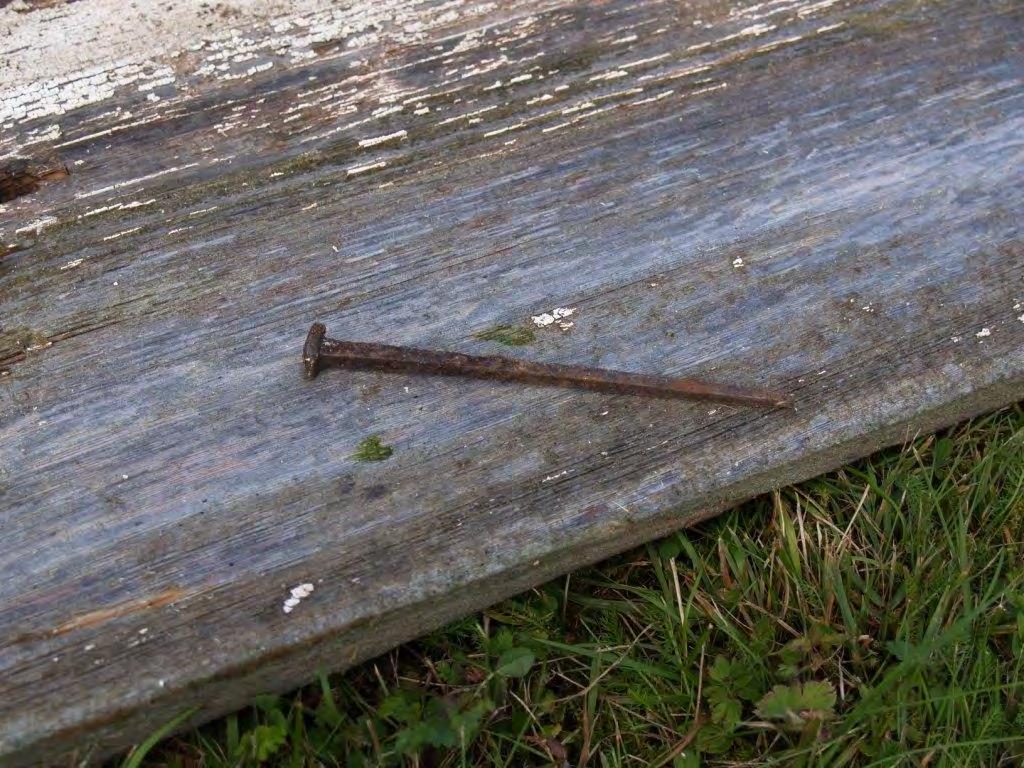 En av fyra brädor på bakre gaveln C har bytts ut tidigare. Där är baksidan maskinhyvlad.