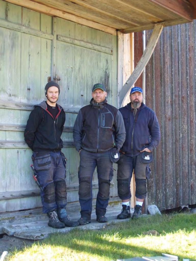 2015-09-28: Takfoten på sidan mot gårdstunet var rakare än den andra sidans.