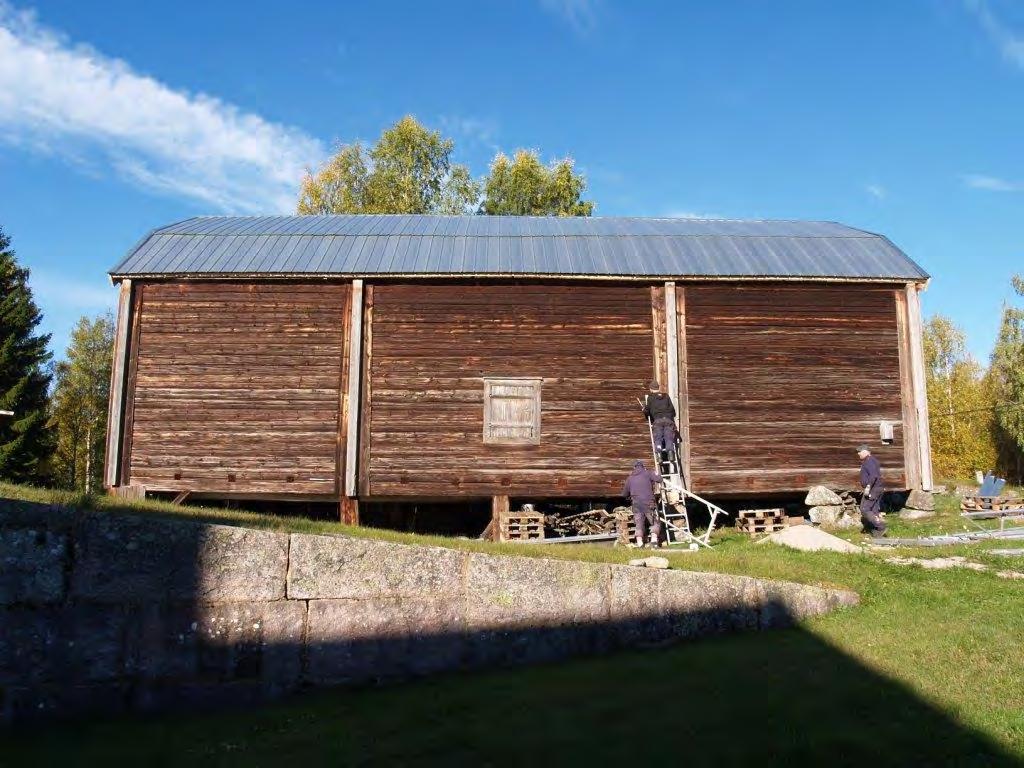 Ojämnheter mellan de olika takfallen, ovanför och under brytningen gjorde att plåten fick nibblas