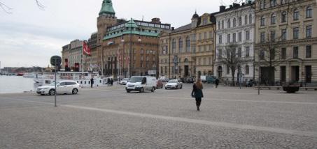 Gatorna Namnlösa gatan och Smedjegatan ska få en utformning och trafikreglering som minskar deras barriäreffekt och binder samman Trekanten med Kulturens hus och kajen.