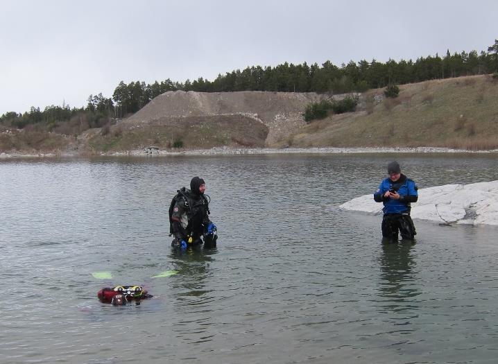 Det är fina klippor och sikten är ok ner till 6 meter. Sedan så blir det sämre sikt ca 3 meter. Vi simmar runt fyrkanten, det är inte så mycket att titta på förutom några kräftor som kryper omkring.