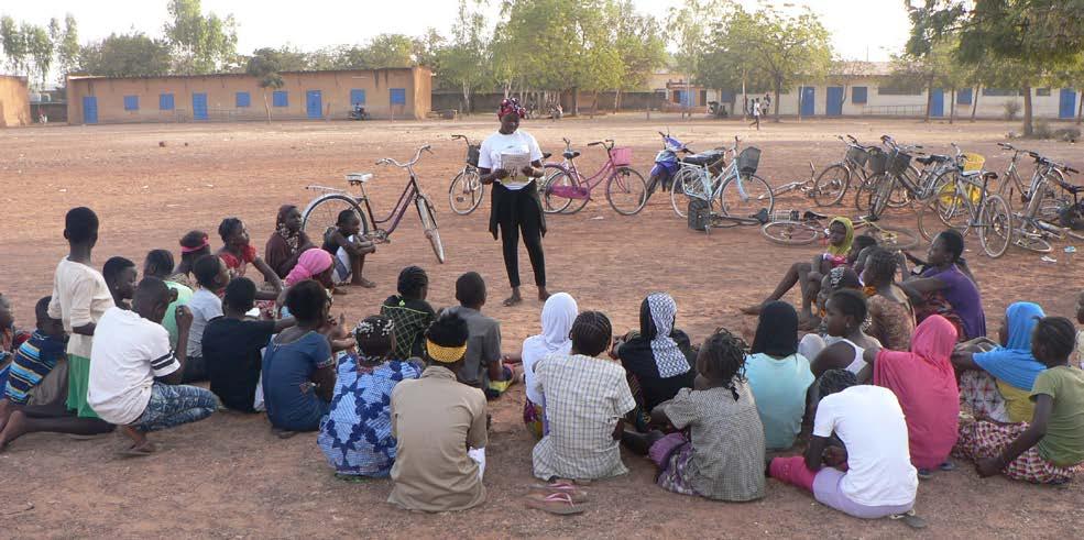 Möte i WCP-barnrättsklubben i Tanghin Barragei Burkina Faso. Samira läser högt ur Globen. Alla klubbens medlemmar har lärt sig om sina rättigheter genom WCP-programmet.