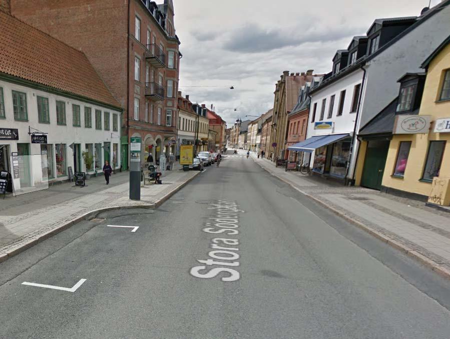 6(13) Bild. Parkering och busshållplats på Stora Södergatans östra sida. Sjutton personer har skadats i trafikolyckor längs den aktuella sträckan under femårsperioden 2011-2015.