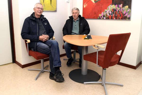 Rolf Almstedt och Börje Andersson gästade Mikael Thalin för att se till att remissvaret med 817 namnunderskrifter kom fram.
