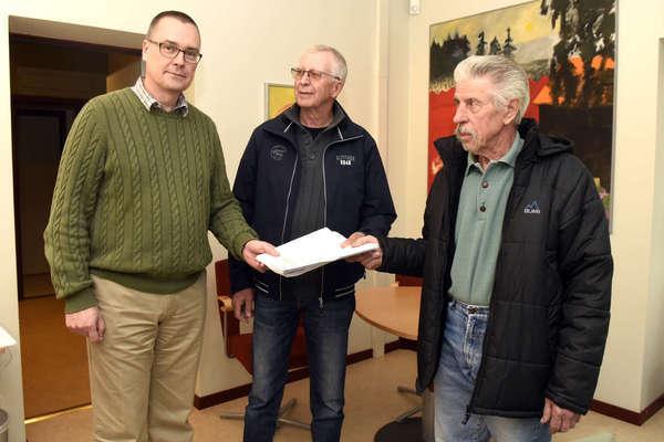 Mikael Thalin, Rolf Almstedt och Börje Andersson inne i kommunhuset i Orsa. Sörmedsjön har en arbetsgrupp om tio personer som ständigt arbetar med frågan.