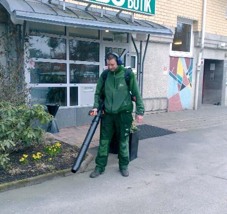 Vår- och höststädning Efter städningen ska bostadsgården vara fri från löv, kvistar och skräp. Halkbekämpningsmaterial får inte ligga kvar efter vintersäsongen.