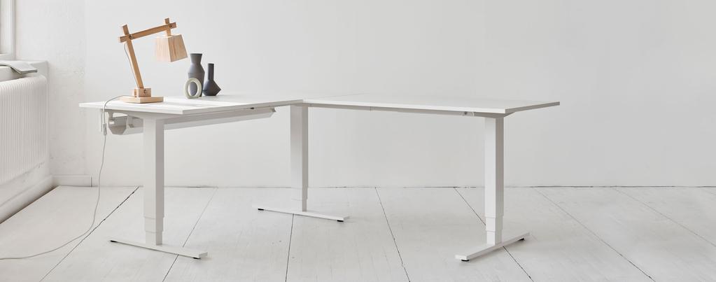 AERO elektriskt stå- och sittstativ för vinklade skrivbordsskivor med steglös höjdreglering gör det lätt för användaren att skapa en ergonomisk arbetsmiljö.