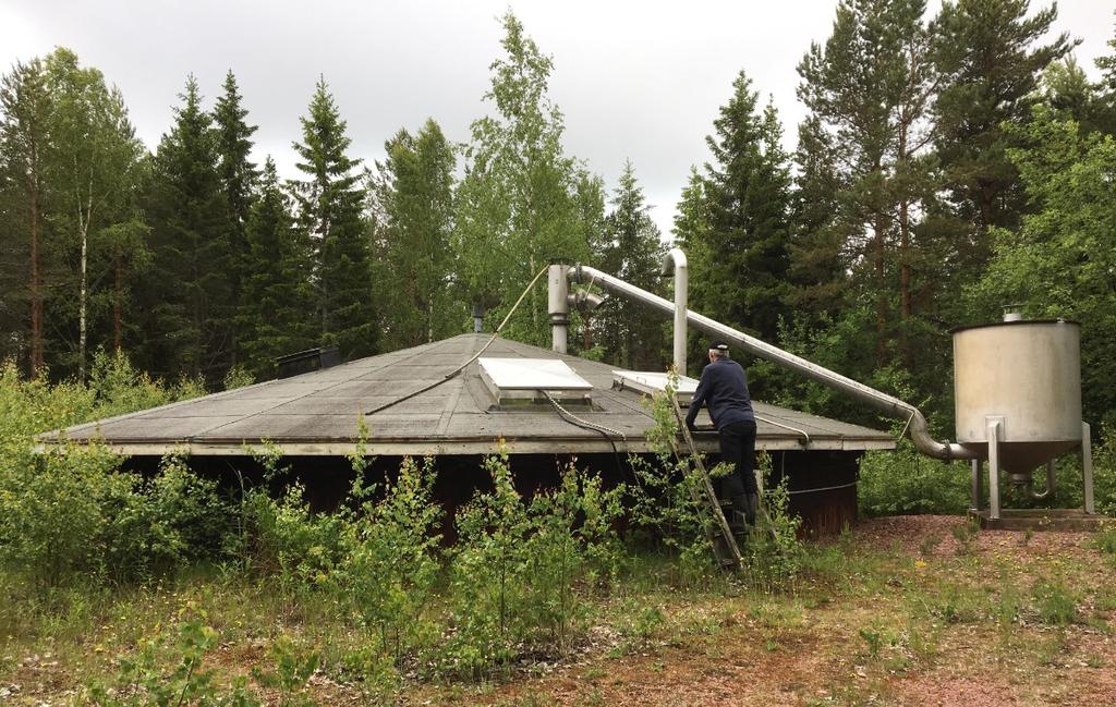 Figur 4: En av de två behandlingskammarna. Figur 5: Kontrollanläggning.