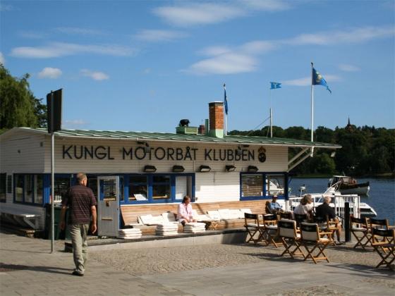 utanför. Sevärdheter: KMK Café Populärt kafé i en härlig miljö i det som tidigare var bensinmack för bilar och båtar.