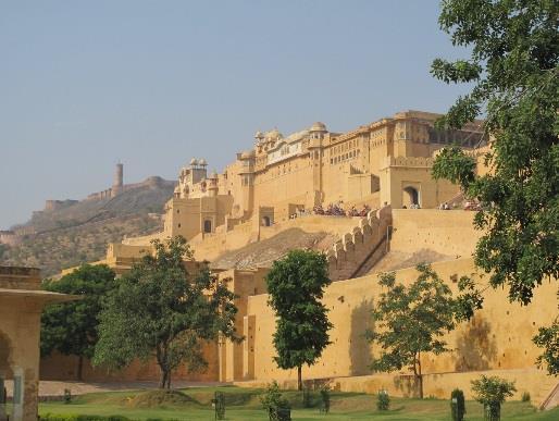 Staden uppfördes år 1727 under regeringsperioden med Maharadjan Sawai Jai Singh. I Jaipur bor vi på Diggi Palace en vacker oas med tropiska växter, påfåglar och pool.
