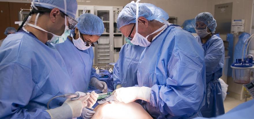 BEHANDLING Thoraxkirurgi Uttalad aortastenos med symtom bör opereras. Generellt är operationsresultaten goda och långtidsöverlevnaden skiljer sig inte nämnvärt från normalbefolkningens.