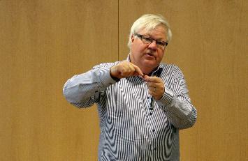 Handelns digitalisering: Undran inför framtidens affärer Handeln har länge kretsat kring det personliga mötet där den fysiska butiken affären har spelat en betydande roll för hur affärer görs.