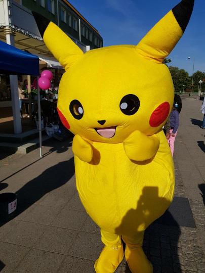 Bjarne Lundqvist gjorde en kupp mot honom genom att föreslå att de skulle sjunga en låt tillsammans med publiken. För de mindre barnen är Mumintrollen och Pokemon som var mest populära.