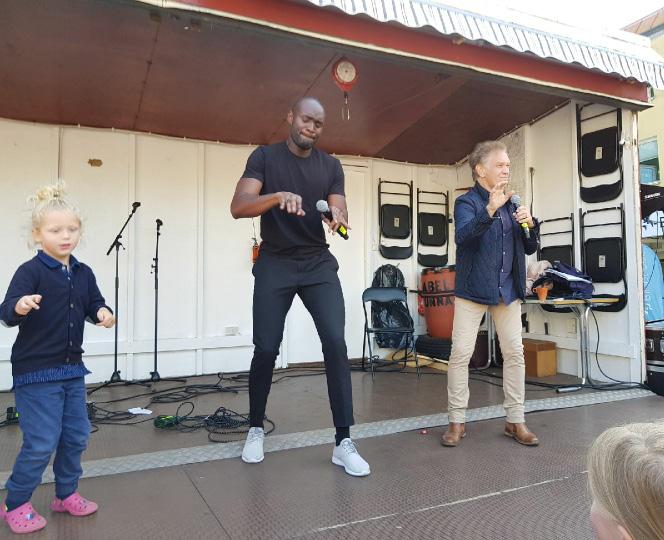 Så i år tror jag att vi skippar tomten och bjuder hem Pokemon istället. Linda Skogholms band var husband och Bjarne Lundqvist är konferencier som höll bra fart på scenen.