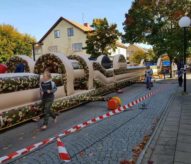 spännande under hela dagen. Min spalt Nu är höstfesten genomförd och det blev lyckat med många som samlades på torget och i butikerna.