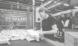 36 Affärsområde Industrial Solutions Industrial Solutions Industrial Solutions utvecklar och tillverkar produkter och produktsystem i främst polymera material till kunder inom fordon, hygien,