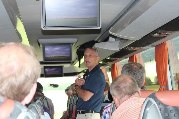 VILNIUS fredagen den 29 juni Denna dag skulle mestadels tillbringas i bussen. Vi hade en resa på cirka 35 mil framför oss till slutmålet för dagen som var Vilnius.