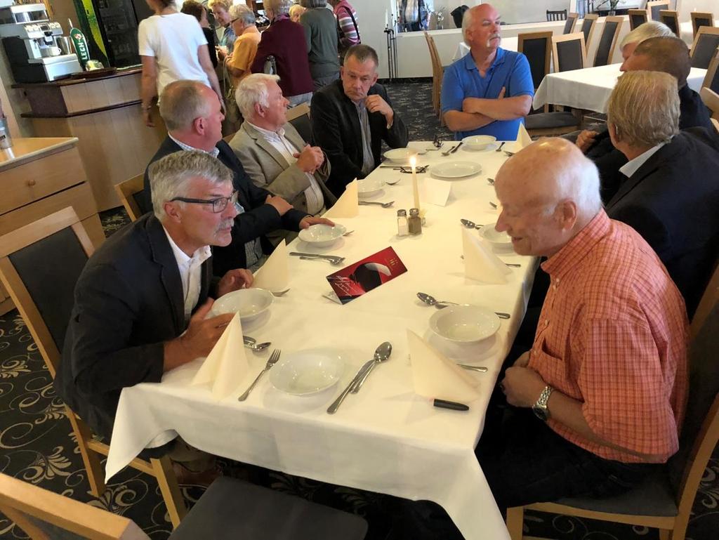 . Stiliga herrar i väntan på gemensam middag. Mragowo där vi bodde firade 200 års jubileum och det var verkligen festligt ute på byn med musik, försäljning av mat, marknadsstånd och mycket publik.