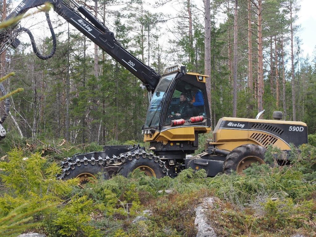 Inledning Föreliggande rapport handlar en utvärdering av Head-up display (HUD) för presentation av apteringsinformation i skördare som genomfördes våren 2014.