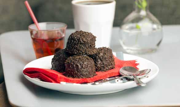 Arraksboll Smakfull arraksboll bestående av havrefyllning med arrakssmak, omgiven av choklad och toppad med chokladströssel.