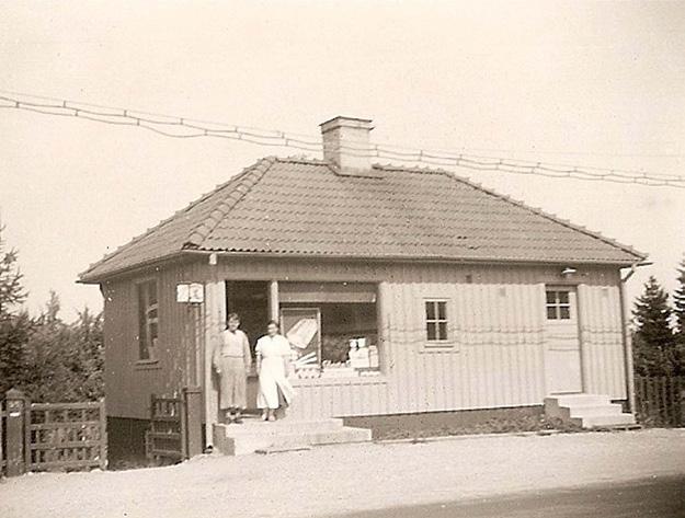 Sjutton år senare, 1935, fanns det elva affärer och tio år senare hade antalet ökat till 14. Idag finns det en livsmedelsaffär i det ursprungliga Enebyberg, ICA vid Eneby Torg.