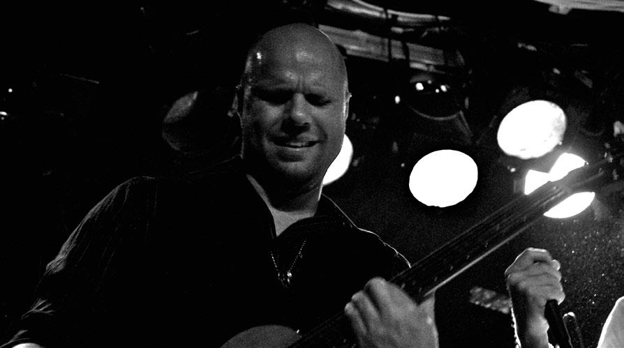 Mattias Eklund - Gitarr av daniel källmalm foto: grande luxe pressbilder publicerad: 2011-10-15 Atmosfärisk rock med en vibb av poprock alltid närvarande, dessutom mer experimentellt än vanlig rock