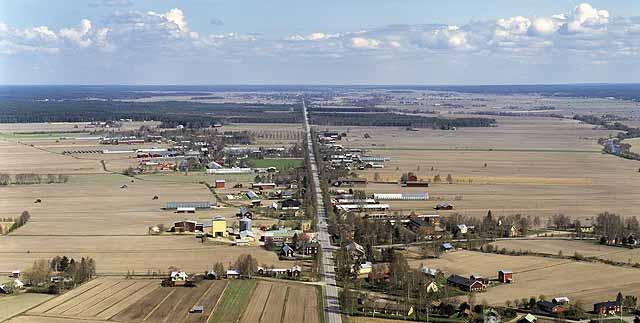 FCG DESIGN OCH PLANERING AB KALAX VINDKRAFTSPARK 146 (212) Adolf Fredriks postväg (RKY 2040) är belägen som närmast på något över två kilometers avstånd från de närmaste planerade kraftverken i båda