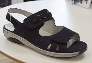 Sulan är uttagbar så att egna ilägg kan läggas i vid behov. Egna sulor ligger bra i sandalen. Skinn & nubuck. Stl 37-42.