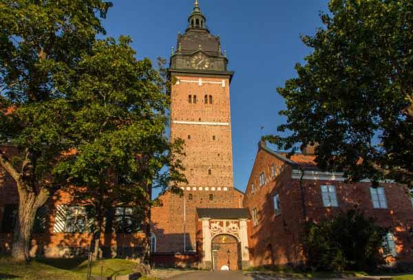 Östra Mälaren runt norrifrån Mälaren är Sveriges tredje största sjö och den kan korsas på några få platser.