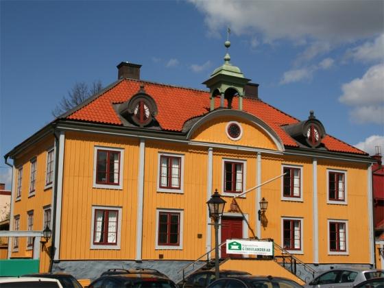 Staden har haft stort historiskt värde inte minst då det varit stiftsstad med domkyrka där Södermanlands biskop. Den mest kände biskopen hette Rogge och Roggeborgen finns kvar sedan 1400-talet.