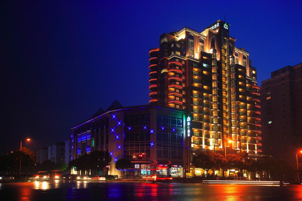 5. Jin Jiang Oriental Hotel 889 Yanggao Nan Road, Pudong Close to Shanghai New International Exhibition Centre, located in Lujiazui Business Center, the 47-floor Jin Jiang Oriental Hotel (the