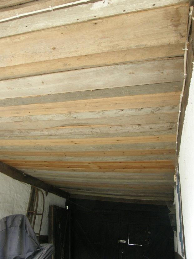 Byte av bräda vid östra gavelröstet på södra längan. Lagning av stalldörr har gjort, dörren är dock inte på plats då lämplig upphängningsanordning/gångjärn inte anskaffats än.