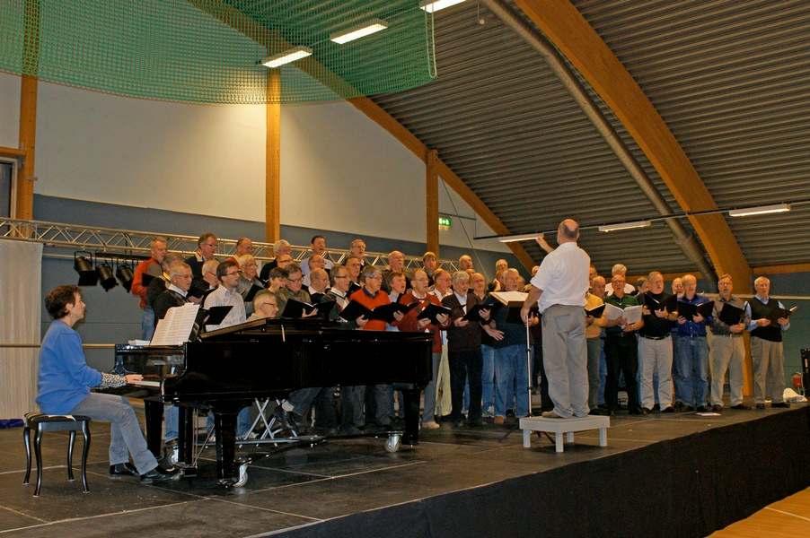 På Olsäng tog sig kören an en ny repertoar men också stamsångerna med hjälp av ordinarie dirigent Håkan Jönsson samt egna stämrepetitörer och ackompanjatör.