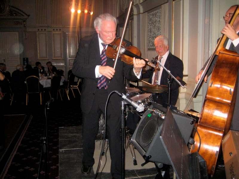 Foto: Leif Olsson Efter jubileumskonserten var det dags för jubileumsfest, den 14 november hade kören hyrt Stadshotellets festvåning och där bjöds på trerätters galamiddag och dans till Gunnar