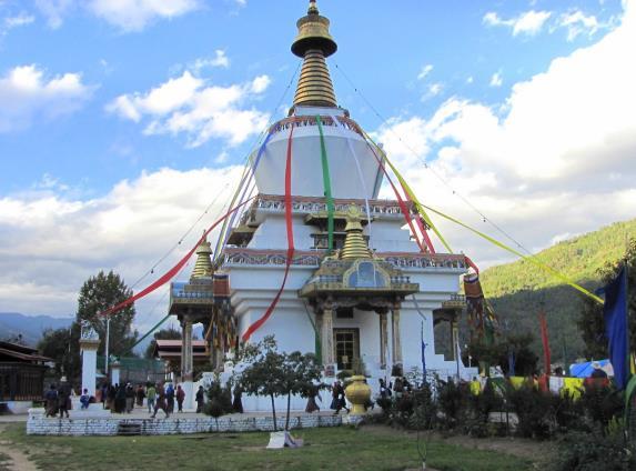 I Nepal är döden och ålderdomen lika naturligt och självklart som livet själv! Här vistas flertalet heliga män ( hindu Sadhus ) på tempelområdet där Guden Shiva härskar.