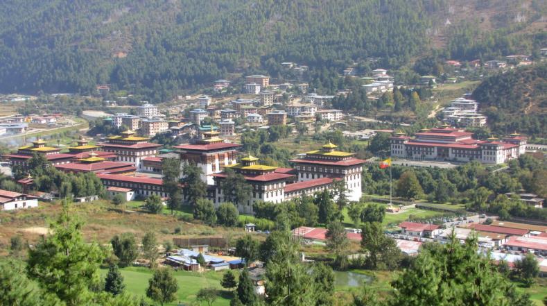 BHUTAN - Vi landar i Paro vackert beläget i en dalsänka där landets första flygplats stod färdig 1983.