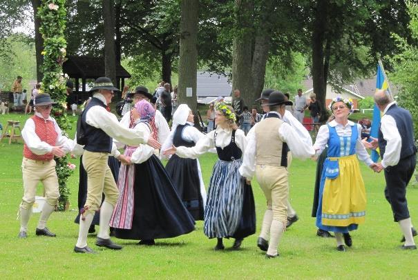 Juni Den 23/6 Midsommarafton med sedvanlig dans på Vannaröds slott. Det var stor uppslutning av både musiker, dansare och publik.