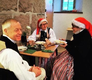 Senare på kvällen såg vi Marcels bildspel från Åbo och njöt av finskt bröd och choklad. Den 26/11 Julskyltning i Kristianstad.