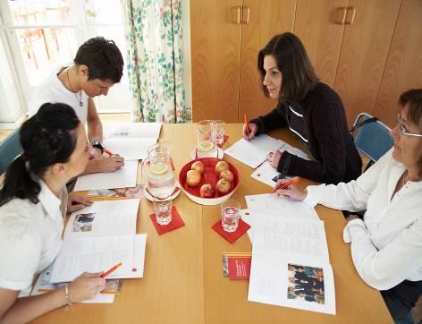 Vad menas egentligen med forskningsanknuten utbildning? I: Studenterna involveras i pågående forskning.