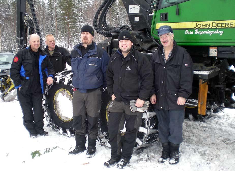 Gallring i Lillhamra Avverkningslaget vid traktorskördaren. Fr.v. Agne Olsson, Malungshed. Stefan Friberg, Orsa. Jan-Erik Köpman, Orsa. Tobias Johansson, Orsa. Stig-Åke Johansson, Orsa-Kvarnberg.
