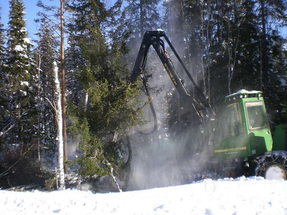 Stig-Åke Johansson tuggar djupsnö i närheten av Lillhamra med skördaren, en John Deere 1070 D.