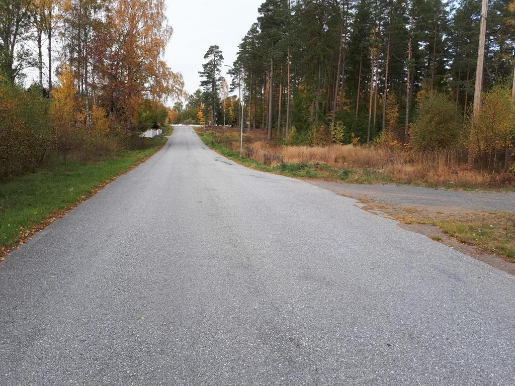 När man går från järnvägen och söderut på Tivedsvägen så lutar vägen stadigt uppför tills man passerat Betel. Där planar vägen ut en kort bit innan man kommer fram till Stötebacken.