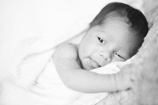 Porträtt Nyfödd (upp till 14 dagar gammal): Vid nyföddfoto behövs mer tid för bland annat amning och lugn och ro så att bebisen somnar, ta gärna kontakt med mig vid intresse (1,5-4h).